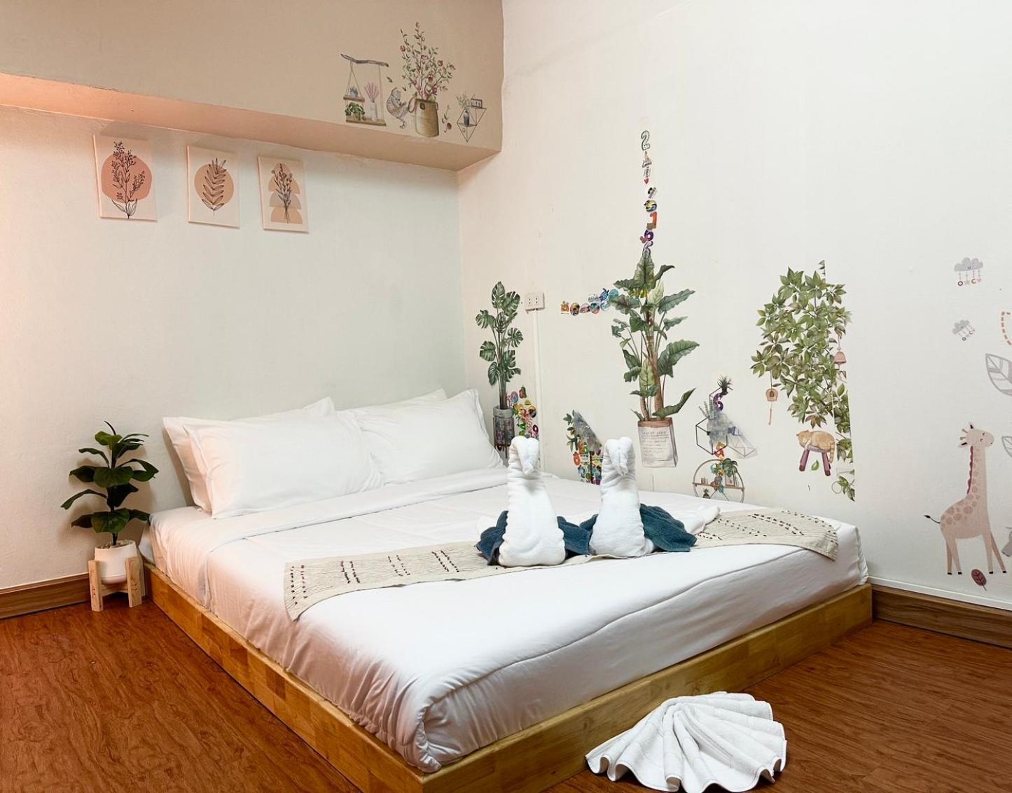Montana Hotel & Hostel Phuket Карон Экстерьер фото