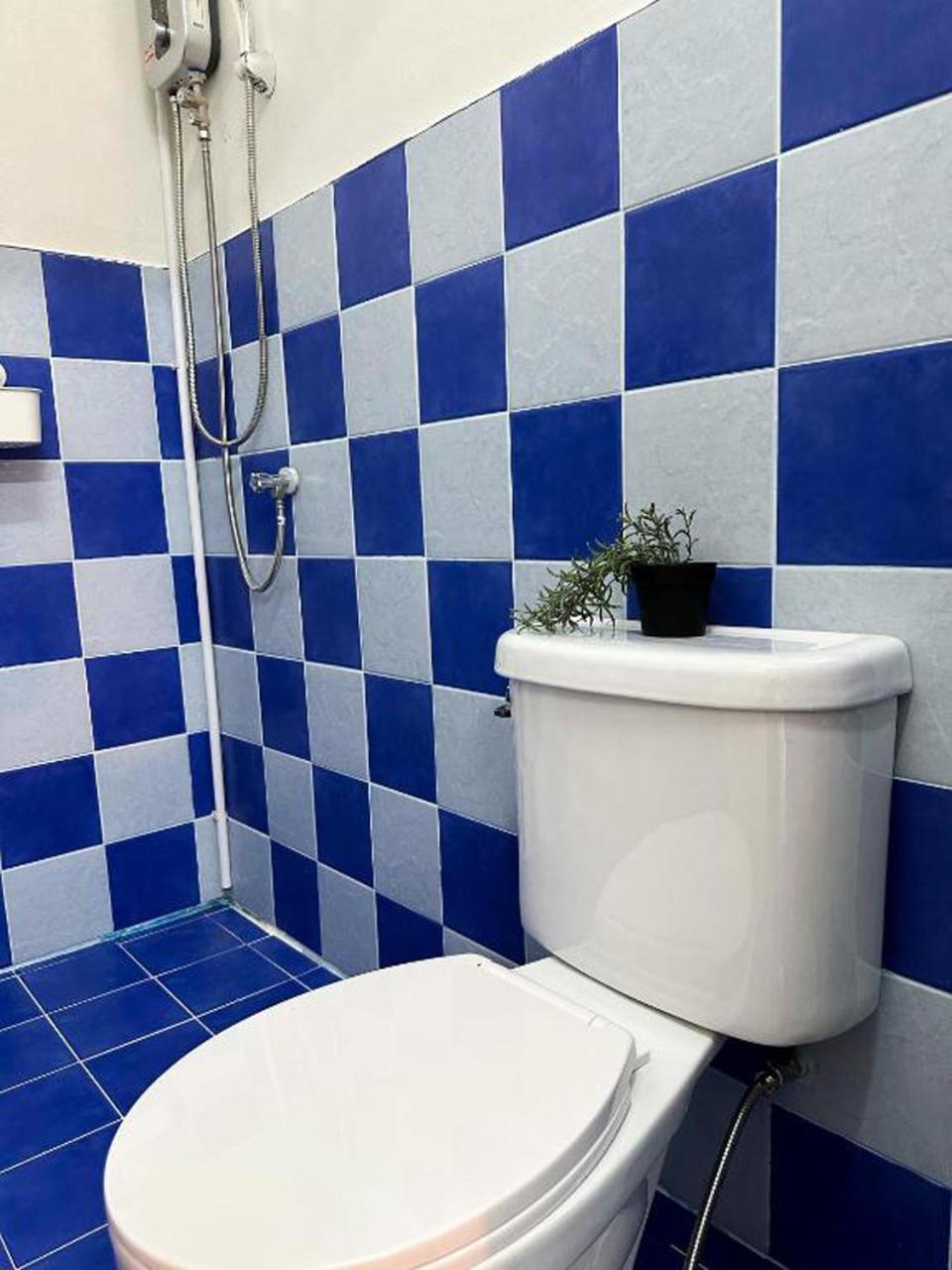 Montana Hotel & Hostel Phuket Карон Экстерьер фото