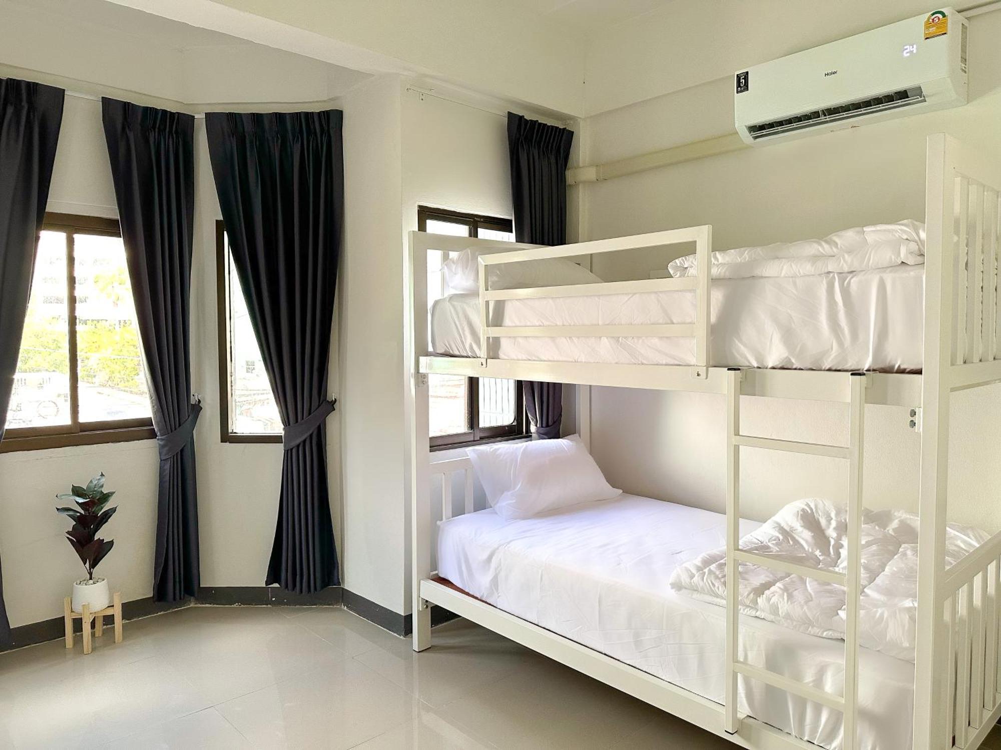 Montana Hotel & Hostel Phuket Карон Экстерьер фото